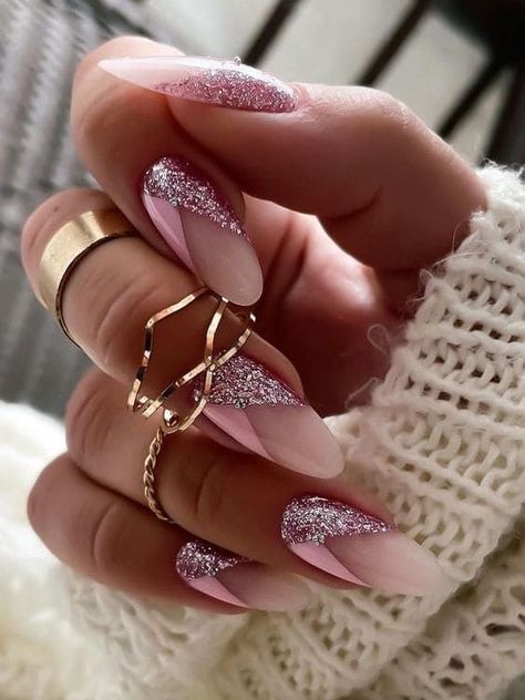 Dip Nail Winter 2023 - 2024 16 Ideas: Get Creative with Your Nails! - women-club.online Unghie Sfumate, Pink Glitter Nails, Graduation Nails, Minimalist Nail Art, Rose Gold Nails, Glam Nails, Nail Designs Glitter, Dipped Nails, Bridal Nails