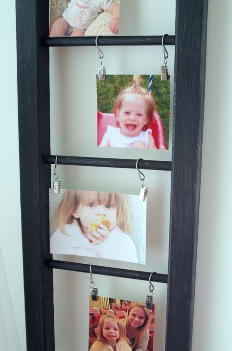 Learn how to make a farmhouse style wooden ladder for photo display. Also see how to make a larger ladder for larger photos. Ladder Picture Display, Ladder Photo Display, Picture Ladder, Ladder Picture Frame, Photo Ladder, Bunk Ladder, Repurposed Ladders, Wooden Ladders, Ladder Ideas