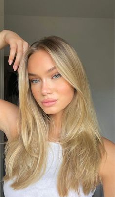 Honey Blond Shadow Root, Honey Butter Blonde Highlights, Beige Golden Blonde Hair, Honey Lowlights On Blonde Hair, Blonde Layers Medium Shoulder Length, Golden Bombshell Hair, Cool Golden Blonde Hair, Honey Blonde Hair Layers, Butter Blonde Hair Dark Roots