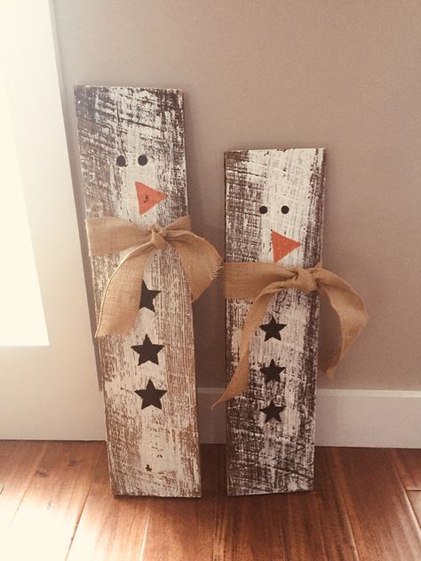 Barnwood Christmas Decor, Barnwood Signs Diy, Barnwood Christmas Ideas, Christmas Barnwood Signs, Wooden Crafts Christmas, Wooden Winter Signs, Diy Wood Holiday Decor, Snowman Wood Crafts Diy, Xmas Wood Signs