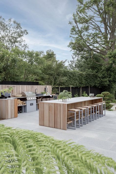 Modern, fully equipped outdoor kitchen design Outdoor Cooking Spaces, Living Pool, Outdoor Bbq Area, Outdoor Island, Kitchen Ikea, Modern Outdoor Kitchen, Outdoor Kitchen Bars, Outdoor Kitchen Plans, Outdoor Bbq Kitchen