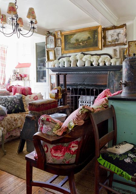 My Houzz: Layers of Patina and an Artist’s Touch in a New York Colonial - Eclectic - Family Room - New York - by Rikki Snyder | Houzz 1940s Home Decor, Cottages Interiors, Colonial Chic, English Cottage Interiors, 1940s Home, Colourful Living Room Decor, Chic Interior Design, Country Cottage Decor, English Cottage Style