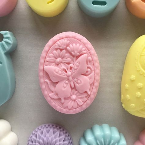 Cute and Affordable Soap Molds | Essential Oil Creative Easter Soap, Soap Moulds, Soap Display, Soap Tutorial, Fancy Soap, Soap Business, Diy Soaps, Making Essential Oils, Soap Supplies