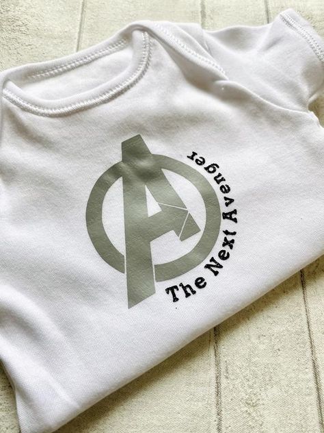 Marvel Onesie, Marvel Baby Announcement, Marvel Baby Shower Ideas, Marvel Baby Clothes, Marvel Baby Shower, Baby Avengers, Cricut Baby, Baby Presents, Dream Baby