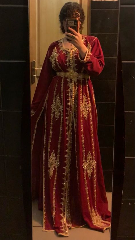 mirror pic girl wearing a long red and gold Moroccan dress Red Kaftan Dress, Moroccan Dress Modern, Long Dress Classy, 2022 Long Dress, Aesthetic Long Dress, Clothes Mirror, Moroccan Dress Kaftan, Halal Outfits, Kaftan Moroccan Caftan