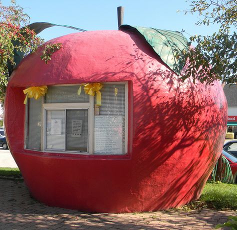 In Ontario's apple orchard town of Meaford, this apple booth appears to serve as an information center. Photo by Flickr user Dora Hilpert. Crazy Buildings, Apple House, Crazy Houses, Unusual Buildings, Apple Home, Unusual Homes, Vintage Restaurant, Vernacular Architecture, Interesting Buildings