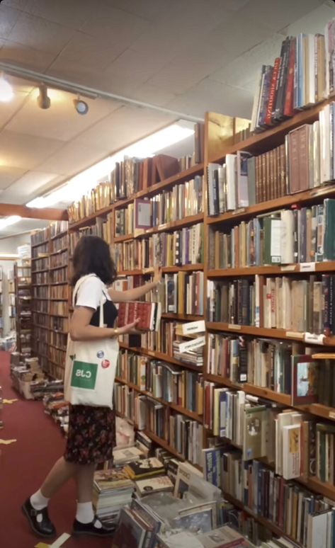 Bookstore Pictures, Bookshop Aesthetic, Rory Gilmore, Studying Inspo, Academia Aesthetic, Book Girl, One Stop Shop, I Love Books, Book Aesthetic