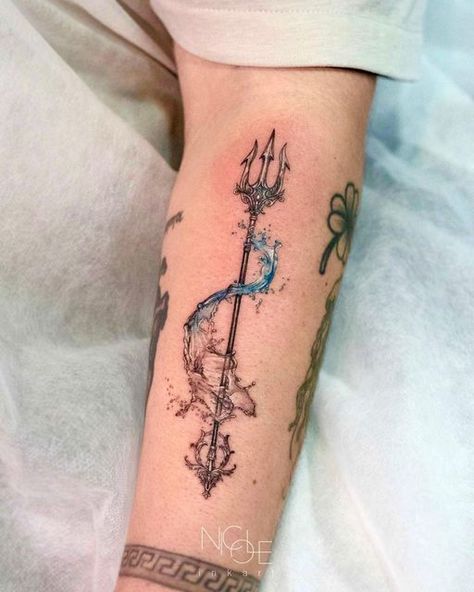 𝐍𝐈𝐂𝐎𝐋𝐄 𝐋 on Instagram: "🔱 . . . ." Sea Tattoos Men, Trident Pisces Tattoo, Mythical Tattoos Men, Trident Tattoos, Dainty Trident Tattoo, Hephaestus Tattoo, Posiden Trident Tattoo, New Tattoo, Tattoo Ideas For Forearm