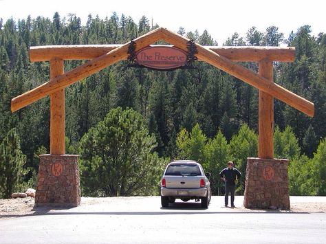 Ranch entrance Ranch Entrance Ideas, Ranch Entrance, Home Decor Modern Farmhouse, Farm Entrance, Wooden Gates Driveway, Ranch Gates, Sliding Gates, Home Decor Photography, Aluminium Gates