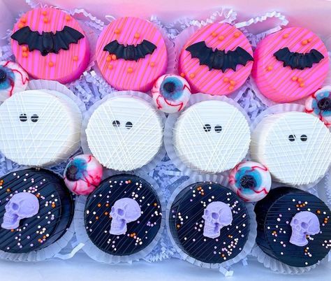 Chocolate Covered Strawberries And Oreos, Cake Pucks Halloween, Halloween Themed Chocolate Covered Oreos, Halloween Chocolate Pretzels, Chocolate Covered Oreos Halloween, Chocolate Covered Oreos Ideas, Halloween Cake Pucks, Halloween Dipped Oreos, Halloween Dipped Treats