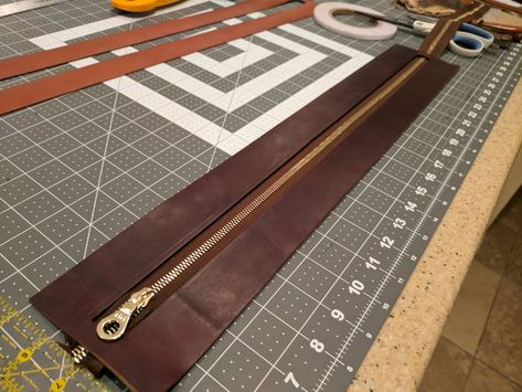 Diy Leather Tote, Leather Bag Tutorial, Leather Tutorial, How To Make Leather, Leather Working Patterns, Diy Leather Projects, Sew Zipper, Leather Craft Projects, Leather Bag Pattern