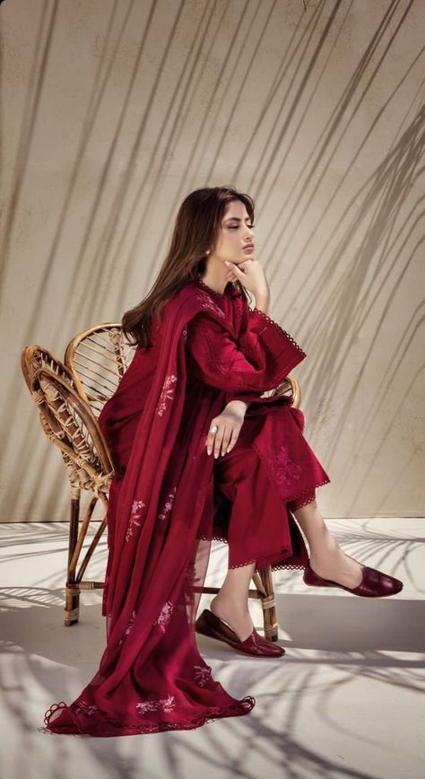 Sajal Ali Pics, Pakistani Actress Dresses, Actress Dress, Sajjal Ali, Long Party Gowns, Sajal Aly, Desi Aesthetics, Girls Dresses Diy