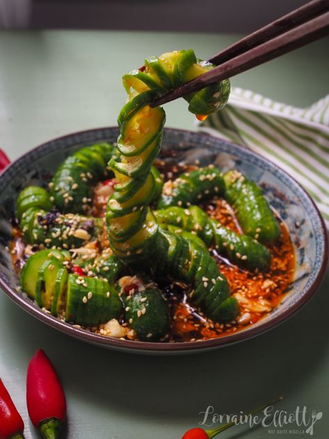 Spiral Cucumber Salad, Cucumber Snacks, Korean Cucumber, Japanese Cucumber, Cool As A Cucumber, Summer Meals, Pickling Cucumbers, Chinese Dishes, Cucumber Salad