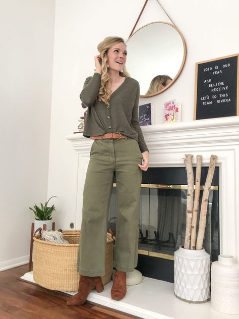 styling wide-leg crops Wide Leg Crop Pants With Ankle Boots, Crop Pants With Ankle Boots, Cropped Wide Leg Jeans Outfit Winter, Cotton Pants Outfit, Birkenstock Clog Outfit, Birkenstock Boston Outfit, Blundstone Style, Clog Outfit, Boston Outfits