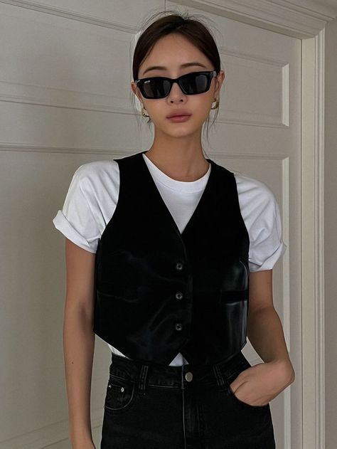 Black combin clasic Black Cropped Vest Outfit, How To Style Black Vest, Short Vest Outfits For Women, Outfit With Vest For Women, Styling Vests Women, Vest Looks Women Style, How To Style A Black Vest, Black Gilet Outfit Women, Black Gilet Outfit