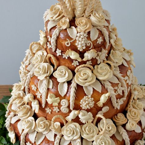 Elaborate 3-tier wedding korovai with baked-on dough decorations including wheat stalks, doves, pine cones, grape clusters, s-swirls, roses, sunflowers, cornflowers and other flowers. Ukrainian Wedding Korovai, Dough Decorations, Traditional Baking, Ukrainian Food, Ukrainian Wedding, Ukrainian Recipes, Time Lapse Video, Yummy Desserts, Remember When