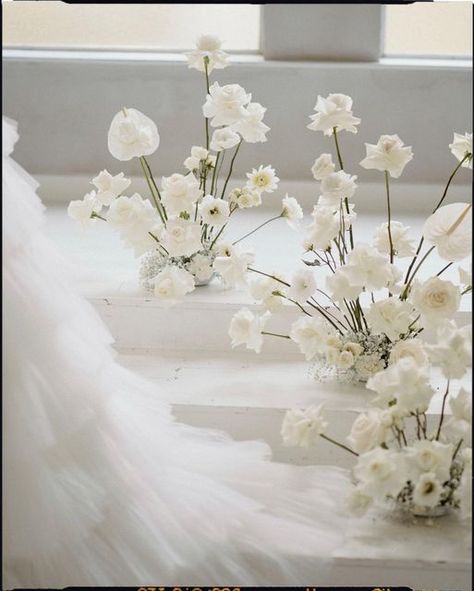 Modern White Wedding Centerpieces, Modern White Flowers Wedding, White Floral Wedding Aisle, Cloud Flower Arrangement, Modern Floral Arrangements Wedding, Fishbowl Centerpiece Wedding, Modern White Floral Arrangements, All White Wedding Florals, White Modern Wedding Flowers