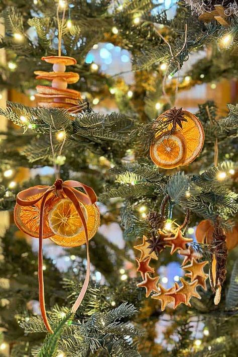 Transform simple oranges into beautiful Christmas decorations with these 13 DIY dried orange ornament ideas! Explore unique designs and add a touch of homemade charm to your holiday celebrations. 🍊🎁 #HolidayCrafts #ChristmasDecor