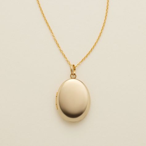 Oval Locket Necklace Luxury Minimalist Locket Jewelry, Cheap Adjustable Gold Locket Necklace, Cheap Gold Engraved Locket Necklace, Cheap Round Pendant Locket Jewelry, Cheap Gold Oval Necklace, Oval Locket Necklace For Anniversary, Cheap Gold Locket Jewelry, Locket Necklace Simple, Cheap Gold Metal Locket Necklace