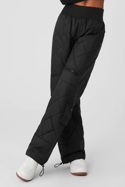 Après Ski | Alo Yoga Ski Pants For Women, Cool Snowboarding Outfit, Puffer Pants, Ski Fits, Pants Trend, Snow Gear, Snow Girl, Pant Trends, Winter Pants