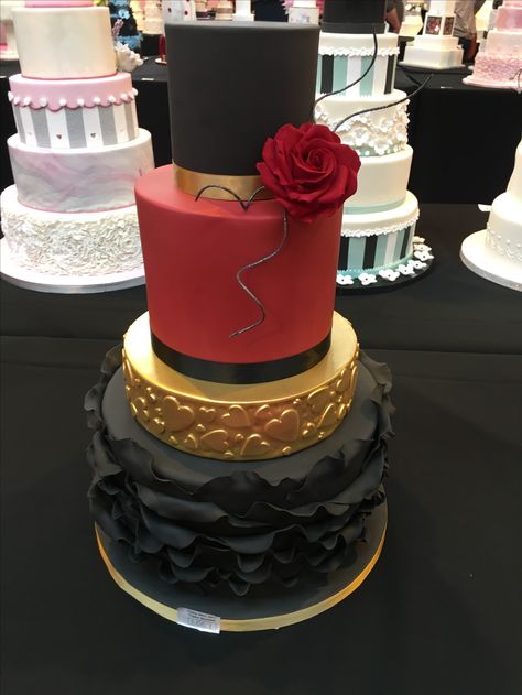 Red Black Gold Wedding, Red Engagement Party, Red Black Wedding, Gold Wedding Cakes, Black Wedding Cake, Black And Gold Cake, Engagement Party Cake, Black Red Wedding, Wedding Cake Images