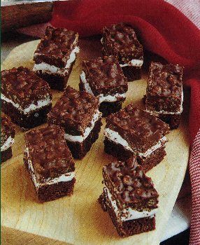 Chocolate and peanut butter...can't beat that! Chocolate Crunch Bars like my momma makes. Crunch Brownies, Chocolate Crunch, Baking Cocoa, Cereal Recipes, Tasty Food, Taste Of Home, Yummy Foods, Eat Dessert, Sweets Treats