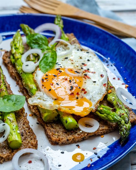 Clean Eating Asparagus Egg Toast Easy Recipes Eggs And Asparagus, Breakfast Recipes With Eggs, Egg Toast Breakfast, Recipes With Eggs, Asparagus Egg, Weekday Breakfast, Clean Eating Breakfast, Egg Recipes For Breakfast, Clean Food Crush