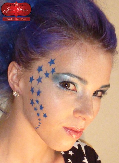 Face painting using stencils - Stars Face Art Face Paint Aesthetic, Star Face Paint, Easy Face Painting Ideas, Easy Face Painting, Mime Face Paint, Fairy Face Paint, Fairy Face, Paint Aesthetic, Face Painting Ideas