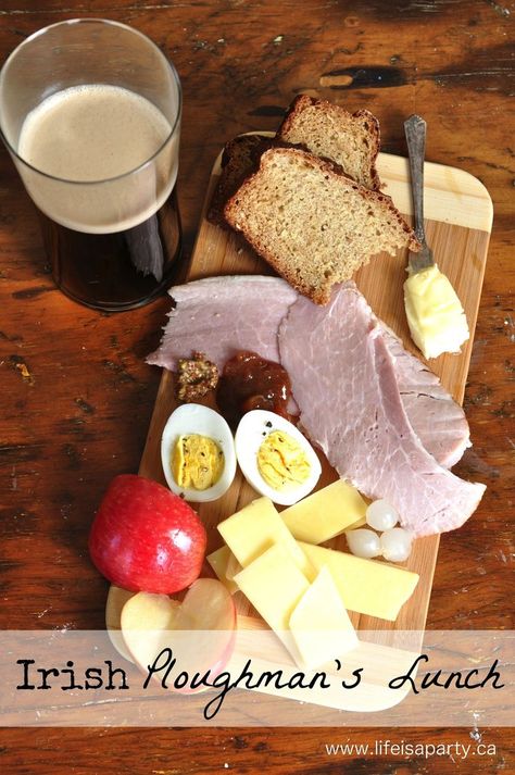 Irish Ploughman's Lunch: The perfect easy and delicious way to celebrate St. Patrick's Day, with a really simple Brown Irish Soda Bread recipe included. Irish Lunch Ideas, Brown Irish Soda Bread Recipe, Ploughmans Platter, Irish Lunch, Ploughman's Lunch, Ploughmans Lunch, Entertaining Platters, English Aesthetic, Soda Bread Recipe