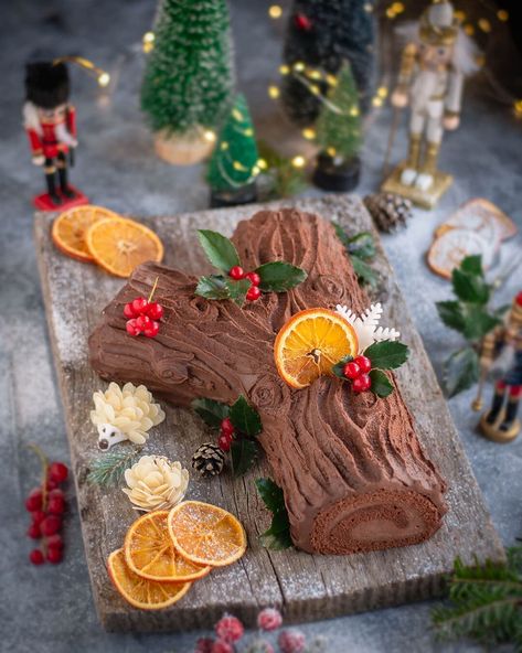 Yule Log Cake Decoration, Brze Torte, Yule Log Cake Recipe, Yule Log Cake, Chocolate Cake Designs, Torte Recipe, Log Cake, Torte Cake, Xmas Cake