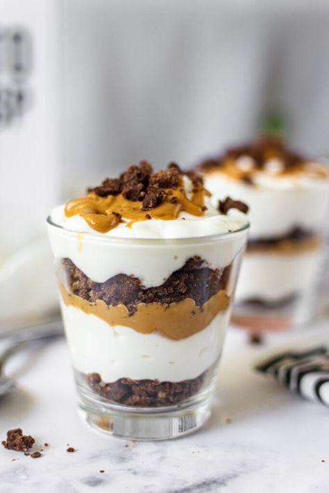 Peanut Butter Chocolate Keto Parfait Recipe - Sweet Keto Life Keto Parfait, Easy Yogurt Parfait, Recipes Peanut Butter, Low Carb Yogurt, Chocolate Parfait, Parfait Recipe, Parfait Desserts, Parfait Breakfast, Parfait Recipes