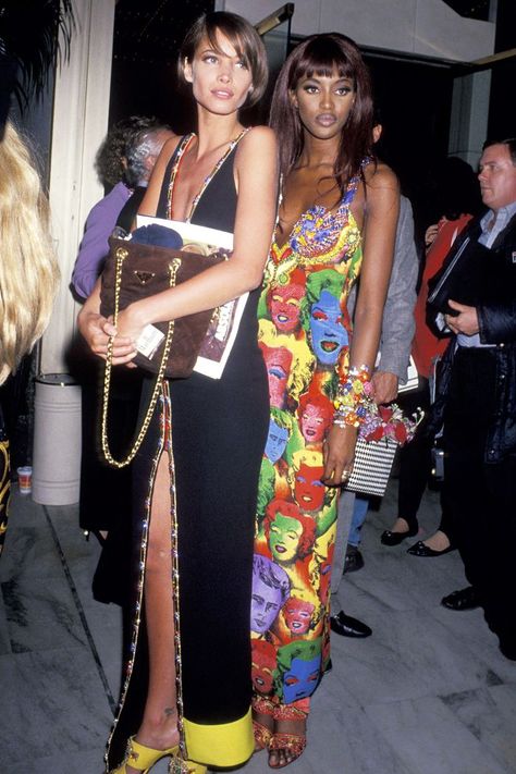 '90s Supermodels: Christy Turlington and Naomi Campbell Hallway Chandeliers, Naomi Campbell 90s, Modest Jeans, White Layout, Street Style Jeans, 1990 Style, 90s Videos, Breakfast Protein, Moda Grunge