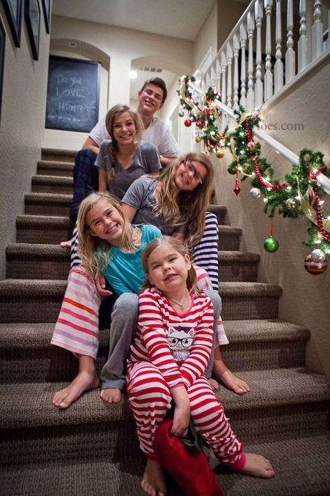 Fun Christmas Photos, Christmas Photography Family, Family Holiday Pictures, Christmas Poses, Christmas Family Photoshoot, Family Christmas Card Photos, Fun Family Photos, Brother Christmas, Family Christmas Pictures