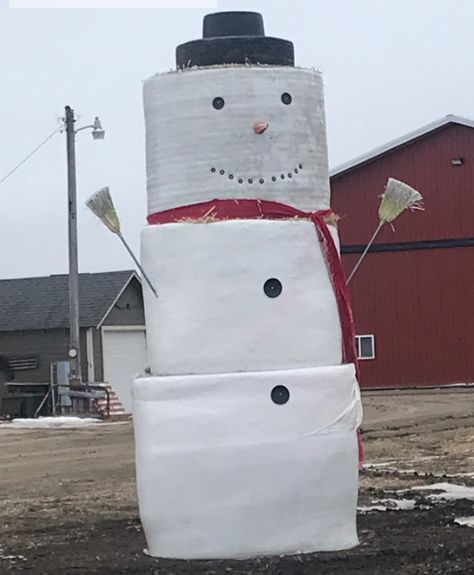 Hay Bale Snowman Hay Bale Snowman, Christmas Market, Outdoor Decor, Christmas, Home Decor, Home Décor