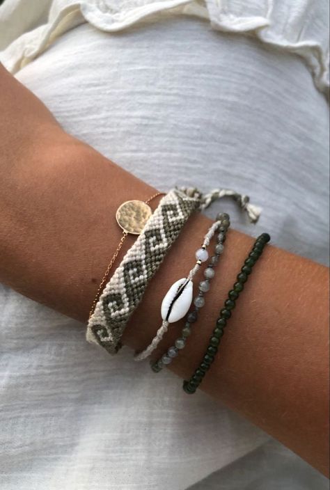 Greek Waves Friendship Bracelet, Friendship Bracelet Summer, Earth Tone Friendship Bracelet, Obx Friendship Bracelets Ideas, Greek Friendship Bracelet, How To Make A Greek Wave Bracelet, String Bracelets Aesthetic, Shell Bracelet Aesthetic, Gold Friendship Bracelets