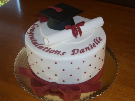 Graduation Burgundy cake Burgundy Graduation Cake, Red And White Graduation Cake, Burgundy Cake, Painted Picnic Tables, College Graduation Cakes, Graduation Hairstyles With Cap, Grad 2023, Grad Cake, Graduation Party Cake