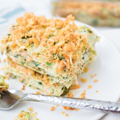 Vegetable Lasagna with white sauce is delicious, creamy, and easy to make. It's packed with 5 different kinds of cheese and vibrant veggies. Vegetarian Lasagna Recipe, White Lasagna, Main Recipes, Carrot Salad Recipes, Veggie Lasagna, Vegetarian Lasagna, Vegetable Lasagna, Chicken Lasagna, Meatless Recipes