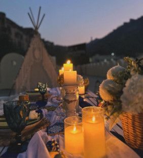 Proposal Planning In Udaipur Outdoor Dinner Date, Udaipur Proposal, Udaivilas Udaipur, Love Proposal, Picnic Dinner, Proposal Planning, Romantic Music, Romantic Themes, Picnic Date