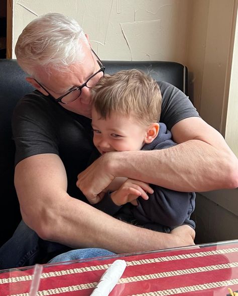 Anderson Cooper (@andersoncooper) | Instagram Anderson Cooper House, Anderson Cooper Shirtless, Howard Stern Show, Elevated Home, Anderson Cooper, Art And Nature, Becoming A Father, Out To Lunch, African Queen