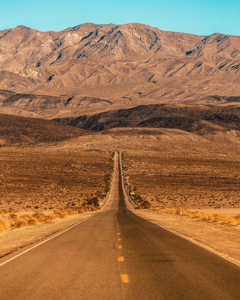 Arizona Aesthetic, California Wallpaper, Desert Aesthetic, Desert Road, Road Trip Planner, Desert Life, California Desert, Desert Vibes, Mojave Desert