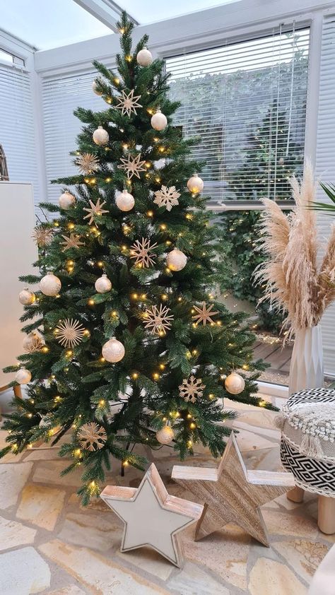 Ideas Decoracion Navidad, Christmas Tree Inspo, Christmas Tree Decorating Themes, Creative Christmas Trees, Christmas Decor Inspiration, Christmas Tree Inspiration, Christmas Themes Decorations, Christmas Tree Stand, Christmas Room