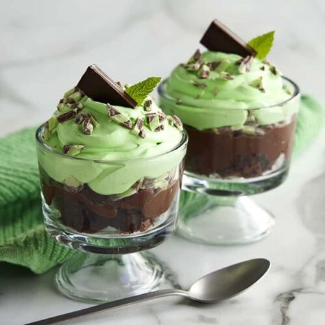 Chocolate Mint Trifle - The Cooking Mom Chocolate Mint Trifle, Mint Trifle, Mini Trifle Desserts, Mini Trifle, Moms Recipes, Cake Cups, Mint Cake, Pudding Flavors, Mint Oreo