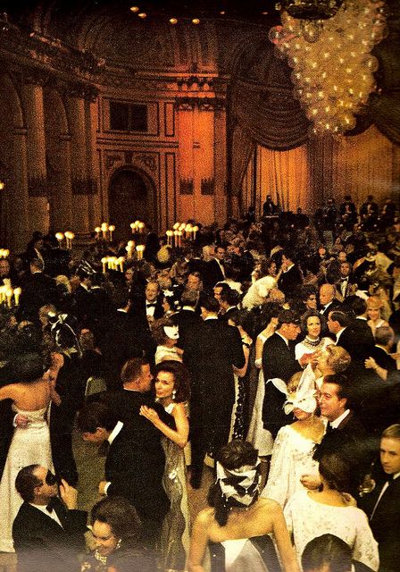 Lee Radziwill dancing at Truman Capote's Black and White Ball, 1966/••••Jackie's half sister or some such. At one time she was married to an undistinguished Prince of some European country and it was Princess Lee. The marriage didn't last and no one knew what to call her. Il Grande Gatsby, Black And White Ball, Lee Radziwill, A Night At The Opera, Masked Ball, Truman Capote, Black Tie Affair, Plaza Hotel, The Great Gatsby