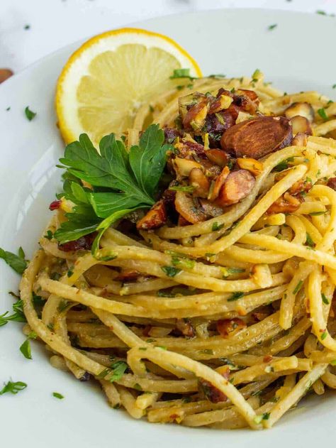 This Lemony Spaghetti with Toasted Almonds is perfect when you need to feed many people and don’t have much time. You can’t go wrong with this one! #Pasta #Lemon #Spaghetti Lemony Spaghetti, Vegan Lemon Pasta, Pasta Lemon, Quick Vegan Dinner Recipes, Vegan Gluten Free Dinner, Lemon Spaghetti, Delicious Family Dinners, Easy Weekday Meals, Veggie Dinner