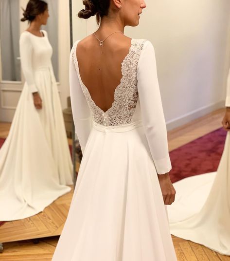 DIEGO ESTRADA on Instagram: “ELENA 💥💥💥 #diegoestrada #novia #atelier #boda” Plunging Neckline Wedding Dress, Long Sleeve Wedding Dress Backless, Boho Wedding Dress With Sleeves, Simple Wedding Gowns, Boho Bridal Gowns, Beach Wedding Dress Boho, White Wedding Dress, Back Wedding Dress, Backless Wedding