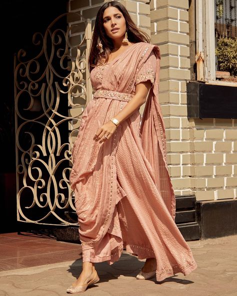 indo western saree for wedding Indian Bridesmaids Outfits Ideas, Indian Bridesmaids Outfits, Bridesmaids Outfits, Wedding Guest Outfit Inspiration, Bridesmaid Dresses Indian, Wedding Guest Outfit Winter, Indian Bridesmaid Dresses, Wedding Outfits For Women, Indian Bridesmaids