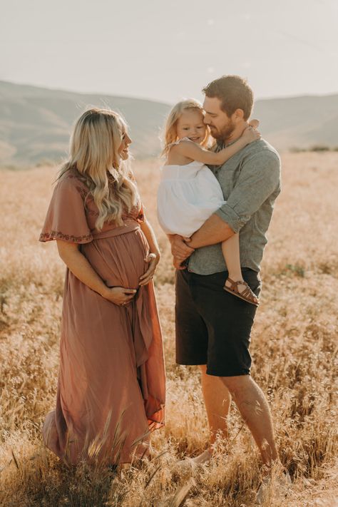 Maternity Photos - Positively Oakes Pregnant Photoshoot Outdoor, Christmas Maternity Pictures Family, Maternity Pictures Family, Christmas Maternity Pictures, Country Maternity Photos, Country Maternity, Bean Photography, Christmas Maternity, Family Maternity Pictures