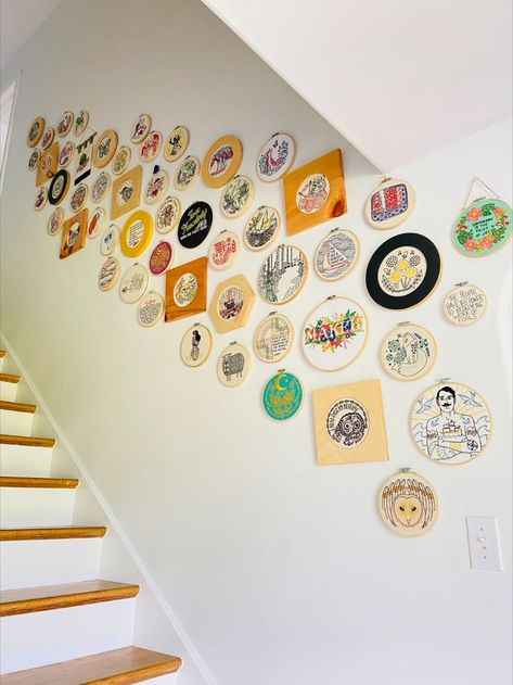 Gallery wall of embroidery hoops next to a staircase Embroidery Hoop Decor, Funky Living Rooms, Cross Stitch Gallery, Cuadros Diy, Embroidered Wall Art, Modern Embroidery Kit, Boho Space, Unique Gallery Wall, Embroidery Hoop Wall