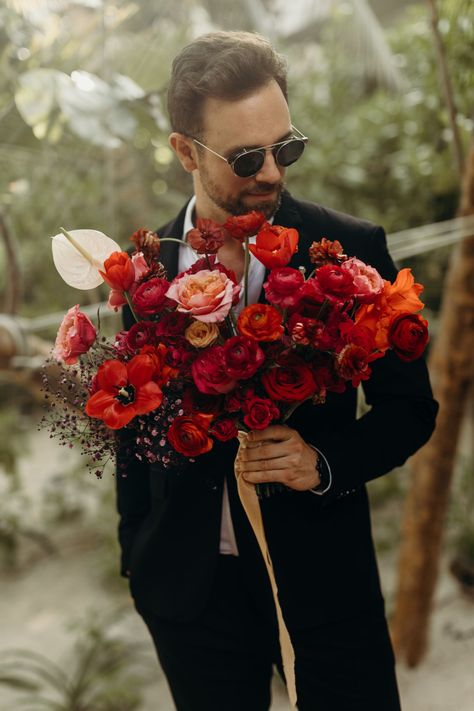 Moodboard Photos, Beach Wedding Inspo, Beach Wedding Red, Bride Things, Mexico Beach Weddings, Beach In Mexico, Winter Bridal Bouquets, Red Bridal Bouquet, Romantic Beach Wedding