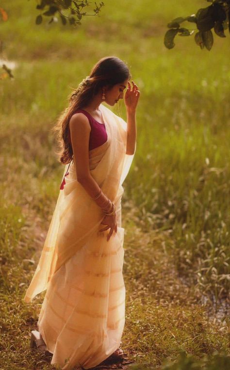 Vintage Saree Photoshoot, Sari Photoshoot Poses, Onam Shoot, Sari Photoshoot, Girls Hidden Face, Saree Shoot, Hidden Face Dp, Onam Outfits, Saree Pose